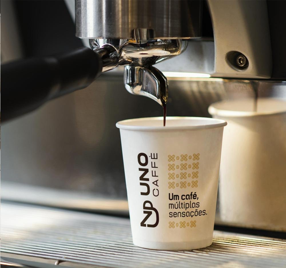 Copo Uno Caffè recebendo espresso da máquina